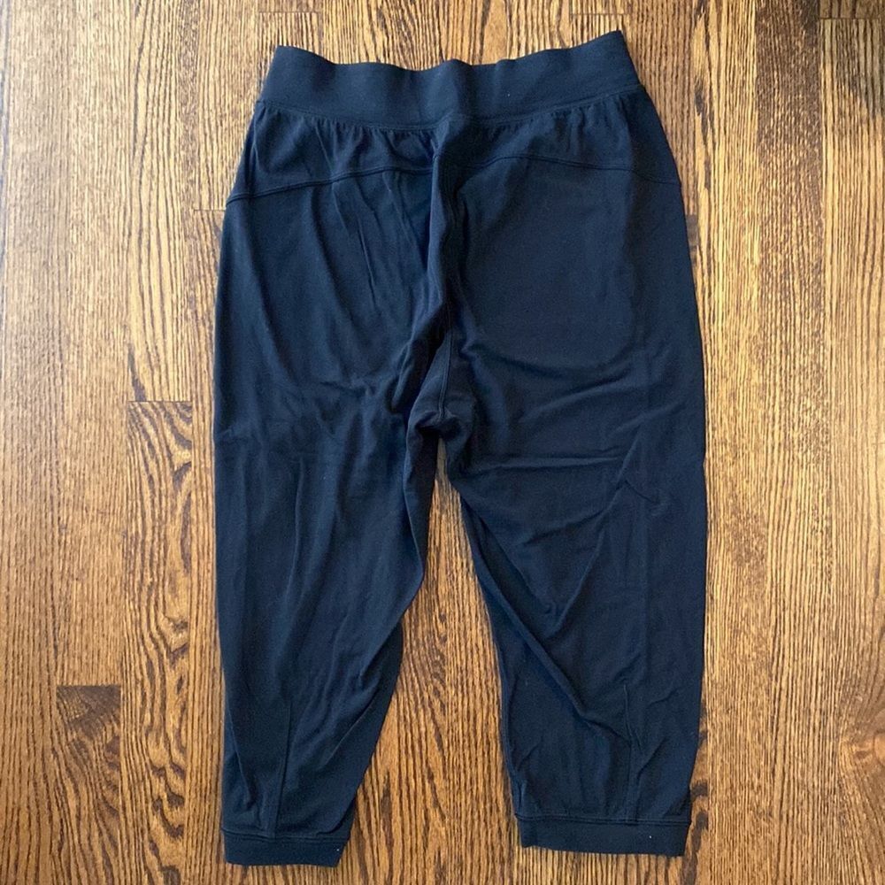 Lululemon 6 Capri Pant Black with Pockets Stretchy  Soft Elastic Waist - Picture 3 of 4